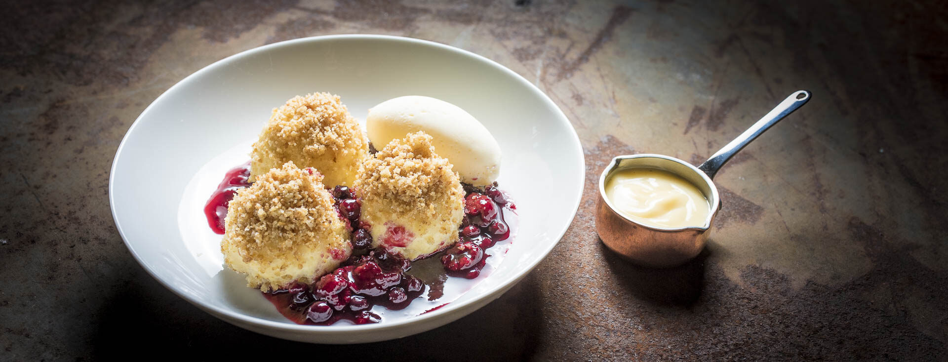 opfenknödel mit Nougatfüllung, Kirschen und Vanille Souce
