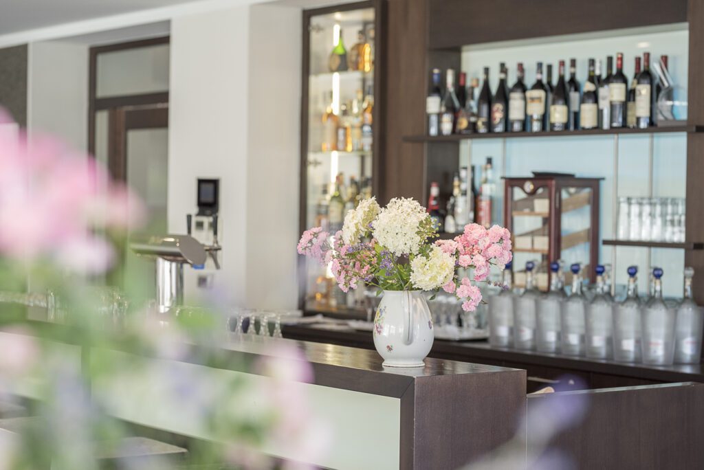 Moderne Bar mit einer frischen Zapfanlage, Led Lichter und leckeren Getränken