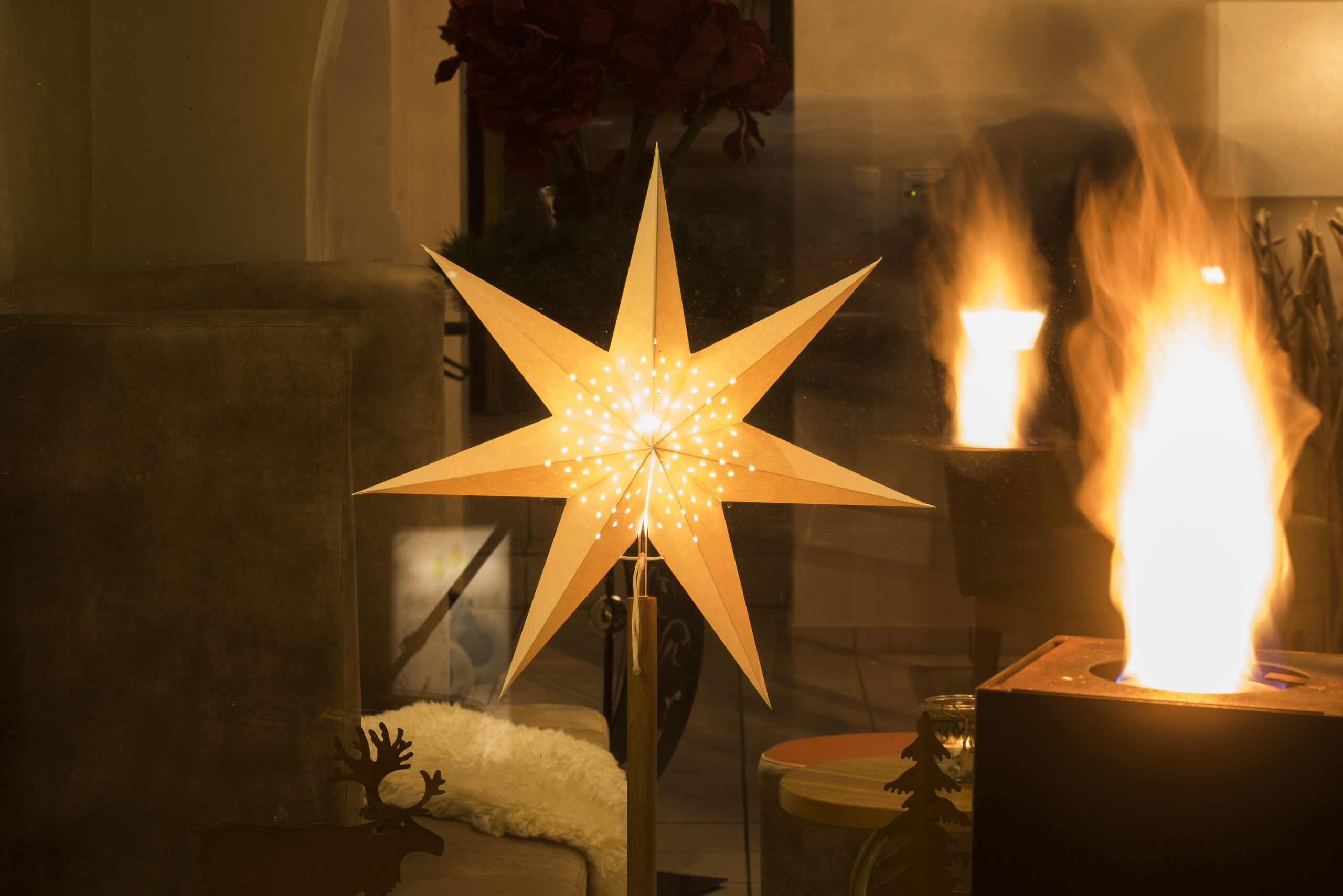 Weihnachtsstern im Fenster vom Hotel Birkenhof