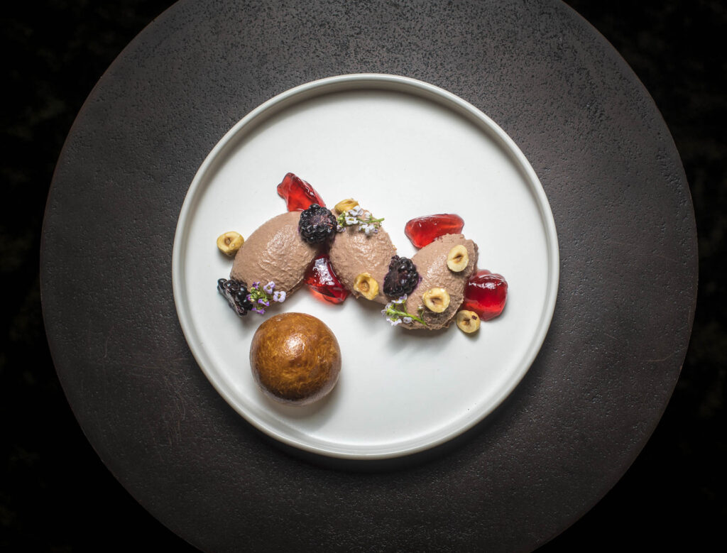 Vorspeise mit Entenleber, Haselnüssen und Brombeere