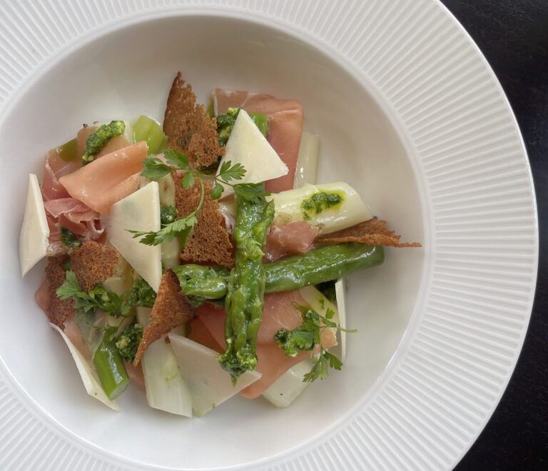 Spargelspitzensalat mit grünem und weißem Spargel und Schinken